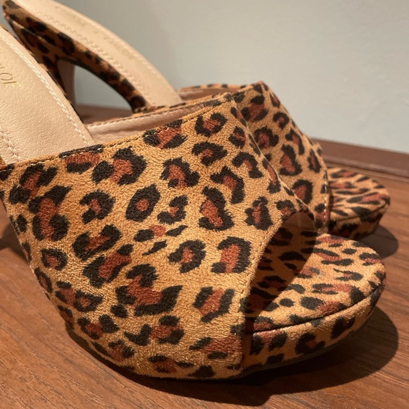 Suede Leopard-Print Slides (sz 10) - Picture 8 of 8